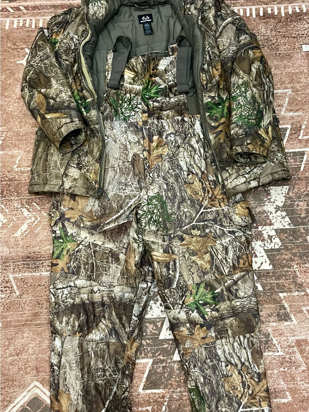 Men’s 2piece Realtree Camo Insulated Jacket and Bib Overalls in Camo Brown Green